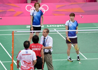 Referee urges Indonesian and South Korean athletes to play fairly in women's doubles badminton match on July 31, 2012. (Adek Berry/AFP/GettyImages)