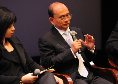 Myanmar President Thein Sein answers questions from moderator Suzanne DiMaggio (L) at Asia Society in New York,  Sept. 27, 2012. (Kenji Takigami/Asia Society)