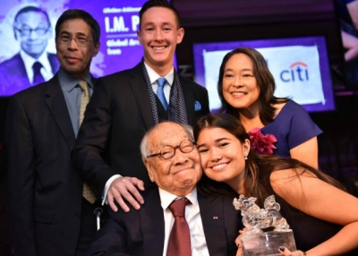 I.M. Pei celebrates his Asia Game Changer lifetime achievement award with his children and grandchildren. (Ellen Wallop/Asia Society)