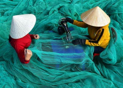 Mann - Fishing net repair Vietnam - M Huy - Flickr